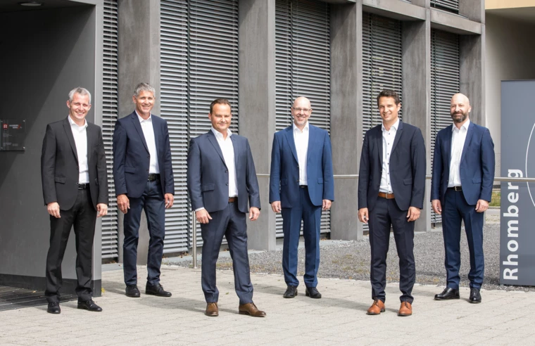 Gemeinsam mit dem vorgeschriebenen Abstand für Rhomberg Bau: Das neue Führungsteam Matthias Moosbrugger, Martin Summer, Gerhard Vonbank, Jürgen Jussel, Tobias Vonach und Rupert Grienberger (v. l. n. r.).
Quelle: Walser Image
 Gemeinsam mit dem vorgeschriebenen Abstand für Rhomberg Bau: Das neue Führungsteam Matthias Moosbrugger, Martin Summer, Gerhard Vonbank, Jürgen Jussel, Tobias Vonach und Rupert Grienberger (v. l. n. r.).
Quelle: Walser Image